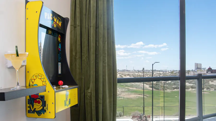 Arcade cabinet and video games at Rubi 208